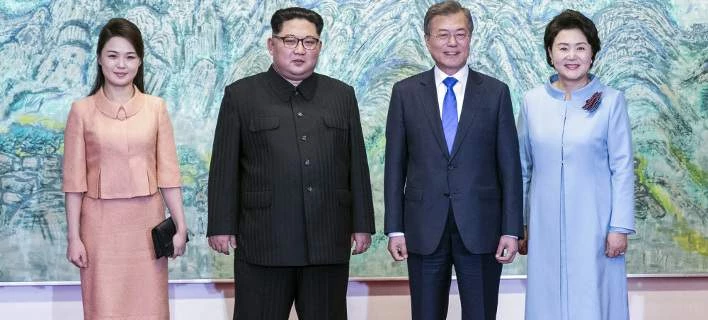 Ιστορικό: Συναντήθηκαν και οι δύο Πρώτες Κυρίες της Βόρειας και της Νότιας Κορέας  – Δείτε εικόνες